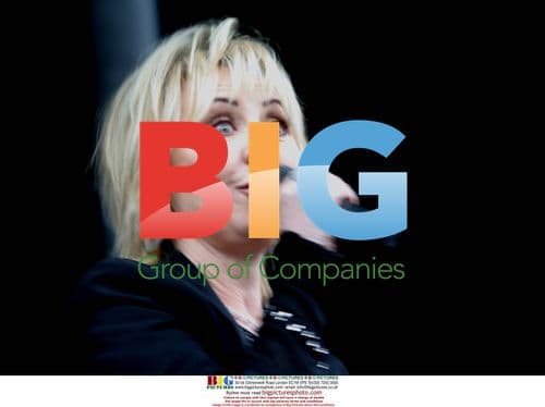 Singer LULU on stage at Elton John tour