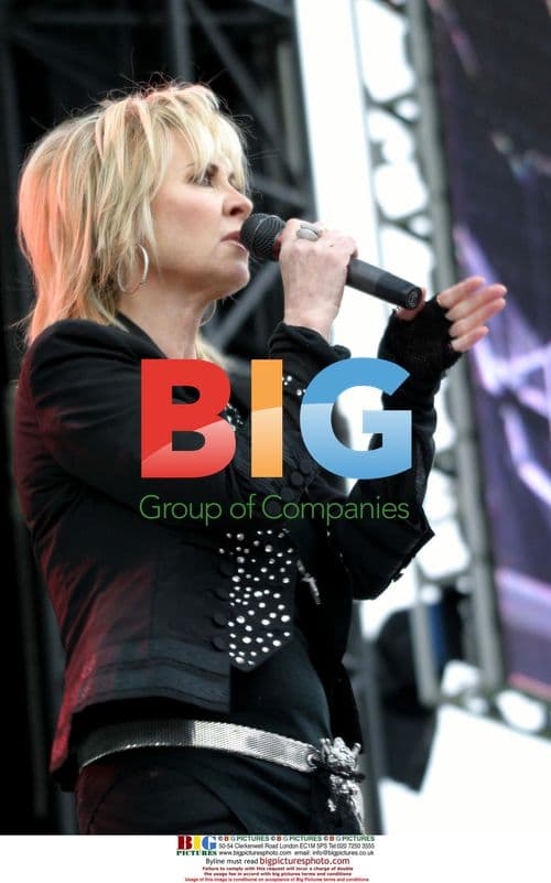 Singer LULU on stage at Elton John tour