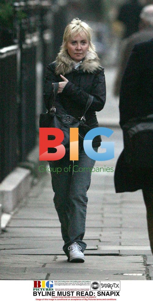 Lulu searches for her keys in handbag