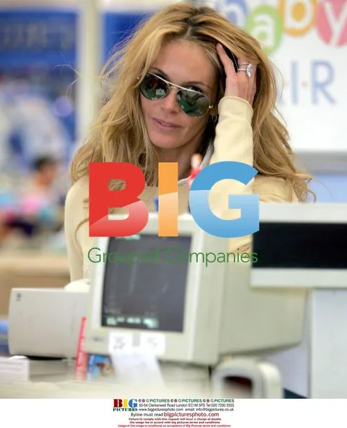 Elle Macpherson Shopping with Sons