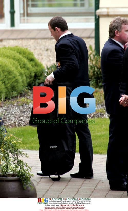 Man Utd Players Arrive in Wales