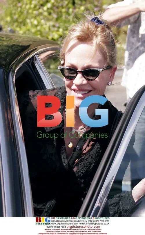 Melanie Griffith smoking while shopping