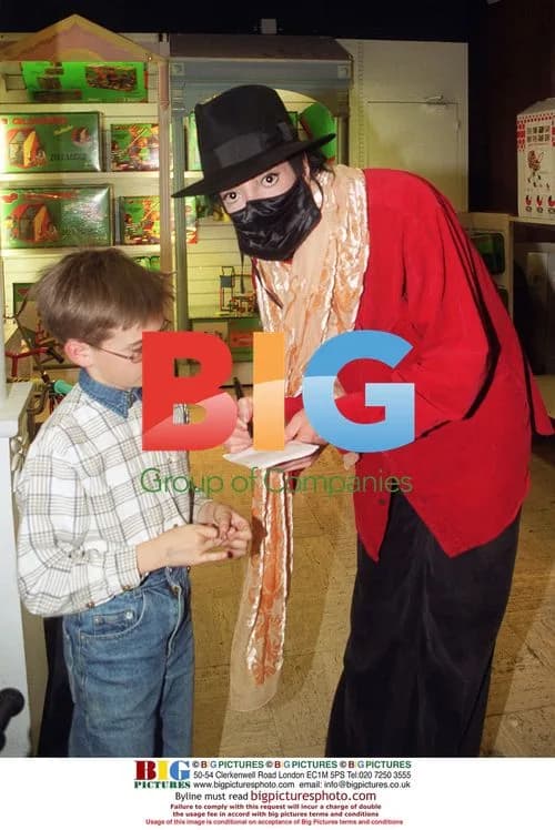 Michael Jackson signs autographs in Paris