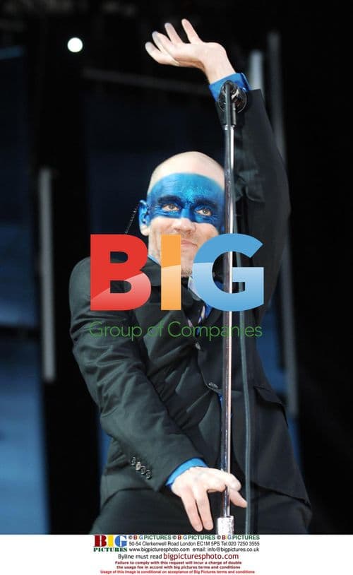 Michael Stripe performing at Isle of Wight 2005