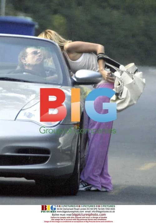Nicole Richie Stops to Talk on Street