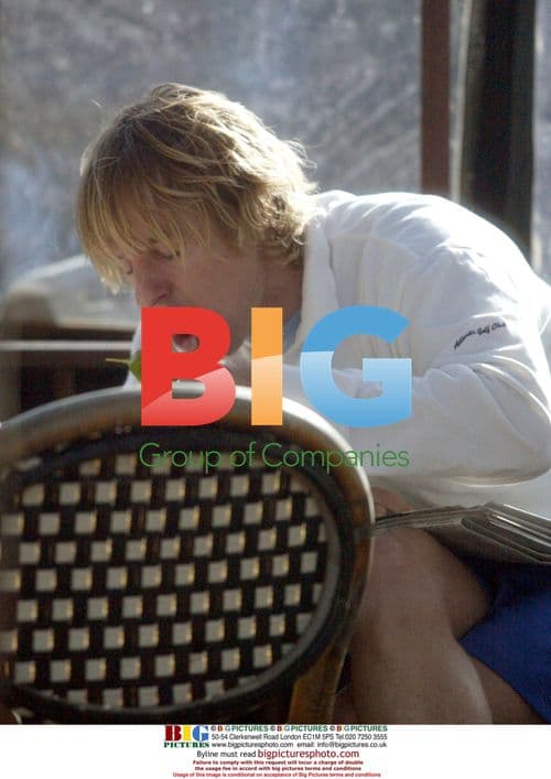 Owen Wilson Lunches Alone in Santa Monica