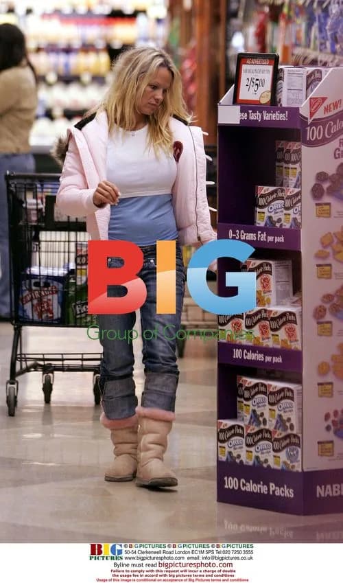 Pamela Anderson Shopping with Sons