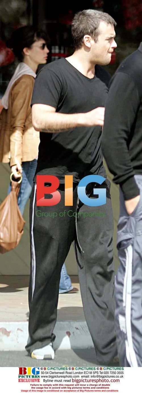 Robbie Williams Leaves LA Restaurant