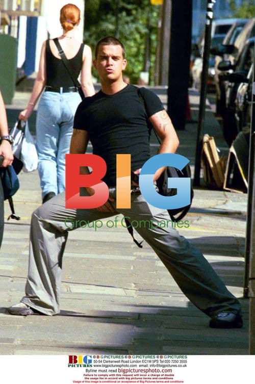 Robbie Williams Spotted Near Home in Notting Hill