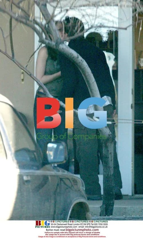 Julia Roberts and Danny Moder kiss in New Mexico