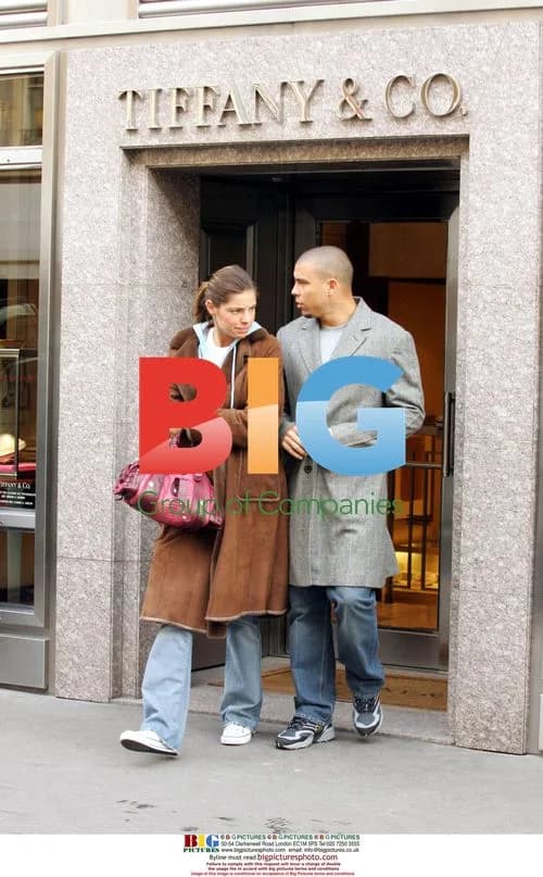 Ronaldo and Daniela Cicarelli Leave Paris