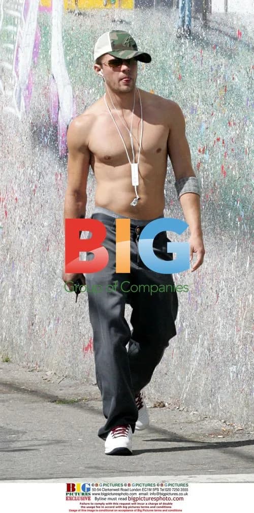 Ryan Phillippe spotted shirtless in Venice Beach