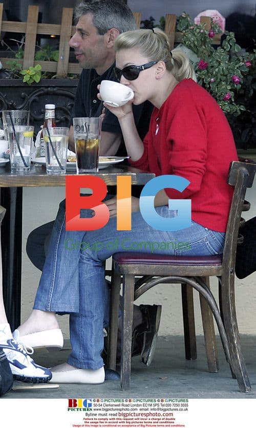 Scarlett Johansson Enjoys Lunch With Friends