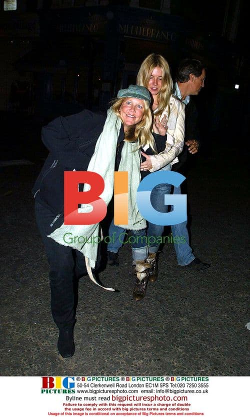 Sienna Miller enjoys meal with parents