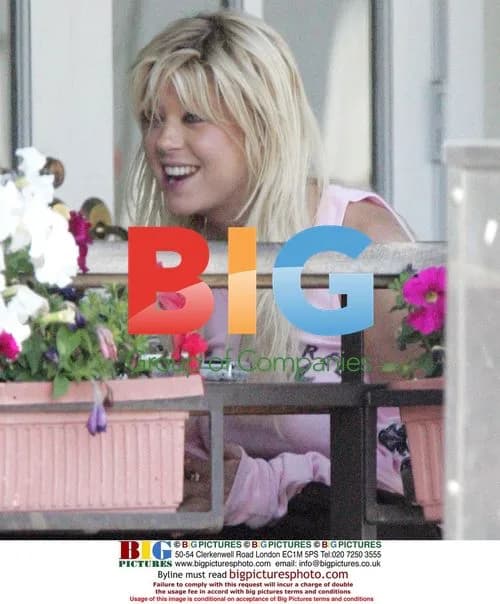 Tara Reid smokes with friend in Sunset Plaza