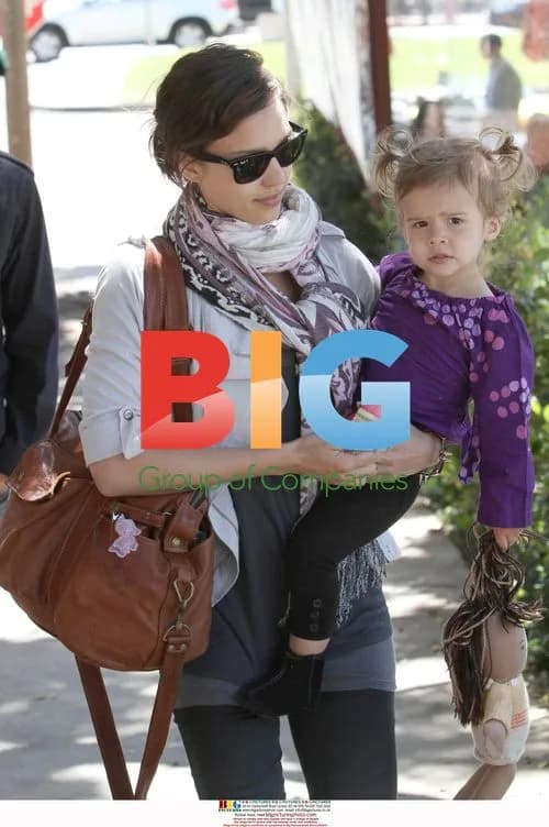 Jessica Alba and daughter visit cafe