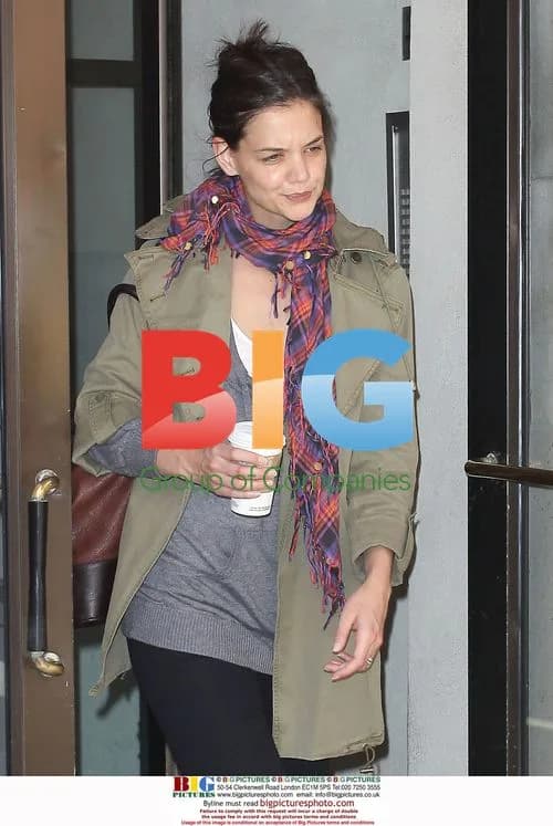 Katie Holmes Leaves NYC Apartment