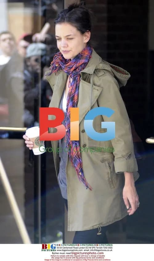 Katie Holmes Leaves NY Apartment