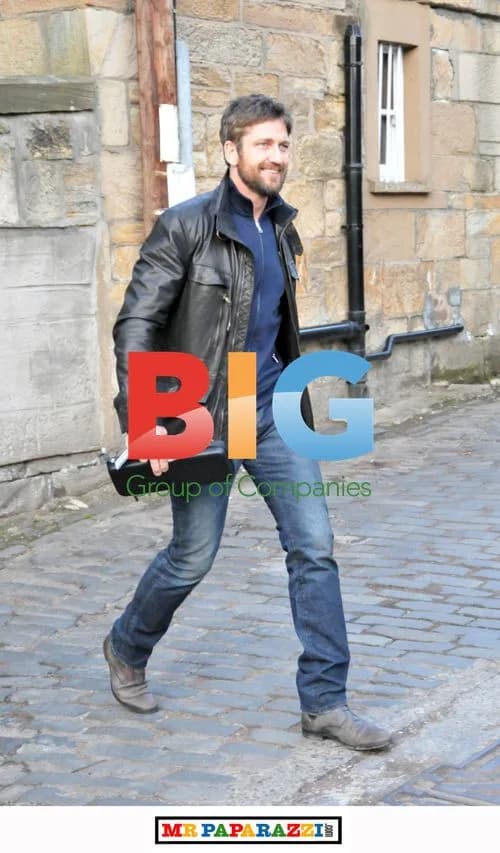 Gerard Butler Walks in Glasgow