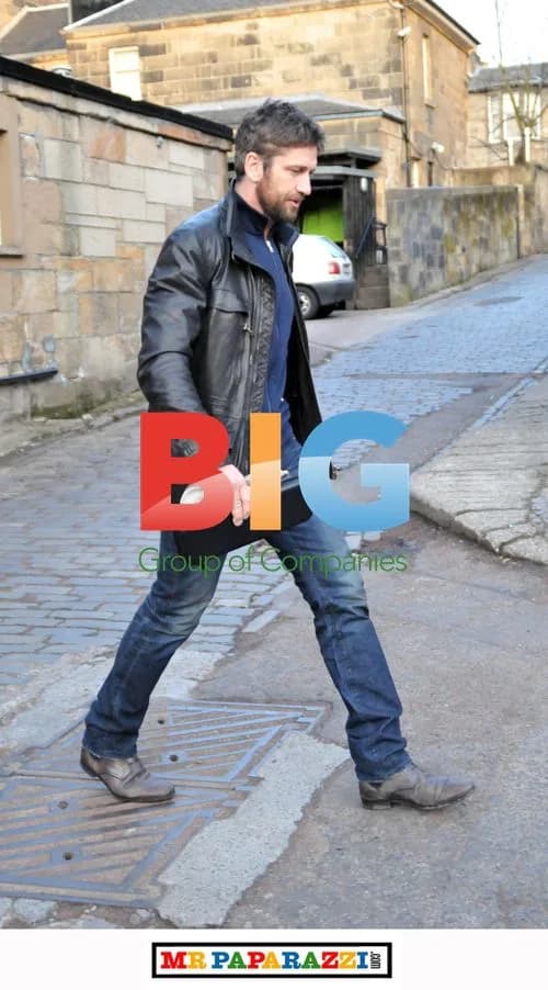 Gerard Butler Strolling in Glasgow