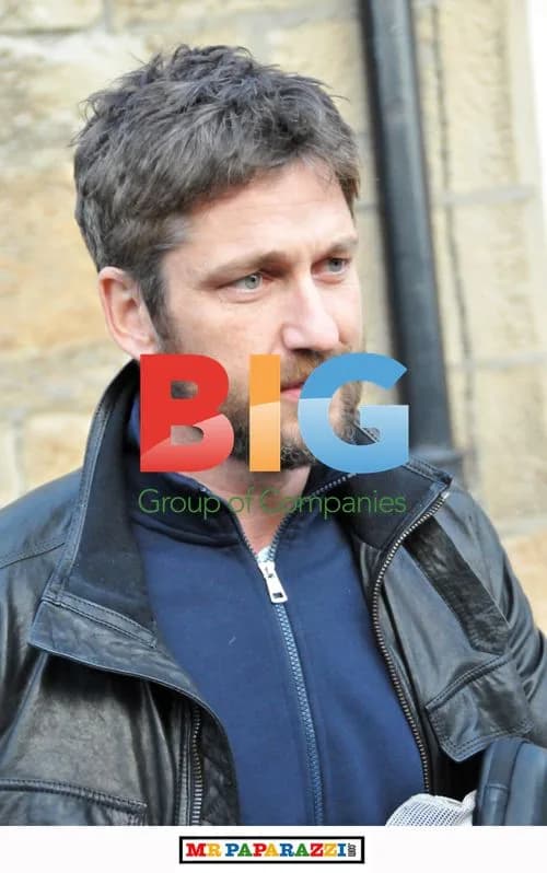 Gerard Butler Strolling in Glasgow