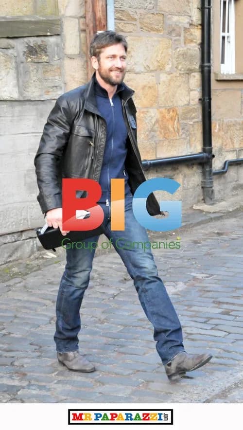 Gerard Butler Walks in Glasgow