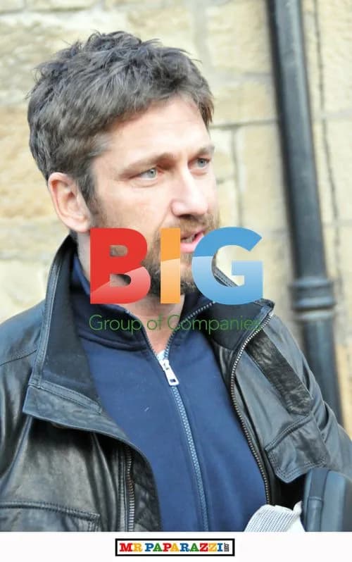 Gerard Butler Walks in Glasgow