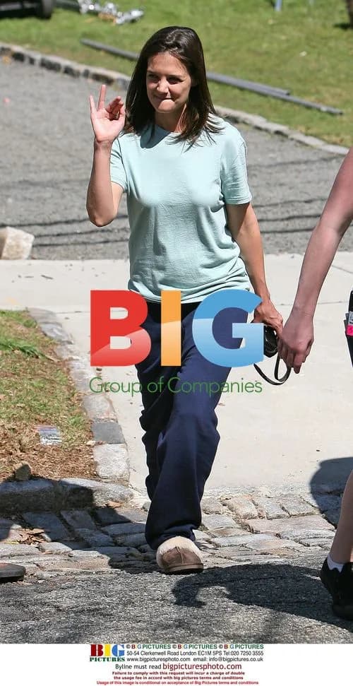 Katie Holmes on movie set