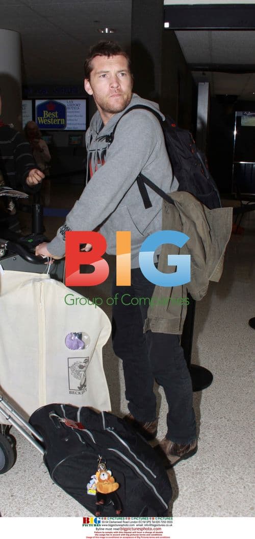 Sam Worthington Arrives at LAX, Signs Autographs