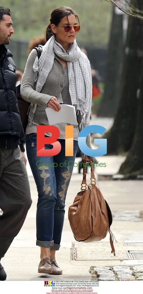 Katie Holmes on "Son of no one" set