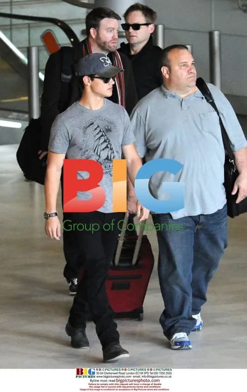 Taylor Lautner Arrives to Paris Airport