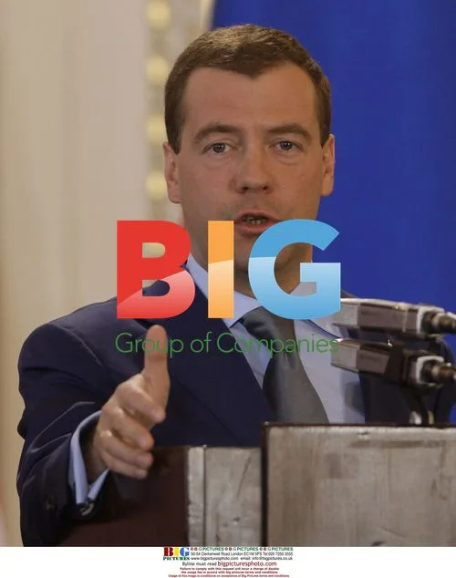 Dmitry Medvedev Signs START Treaty in Prague
