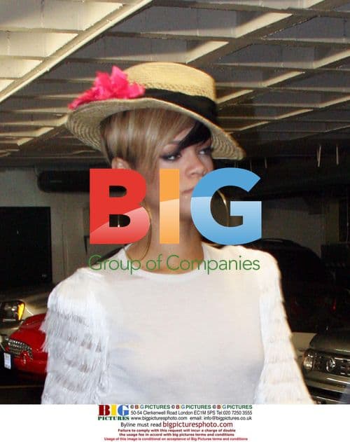 Rihanna Arriving at Medical Building