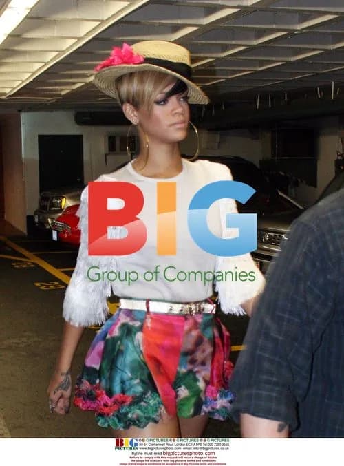 Rihanna Arriving at Medical Building