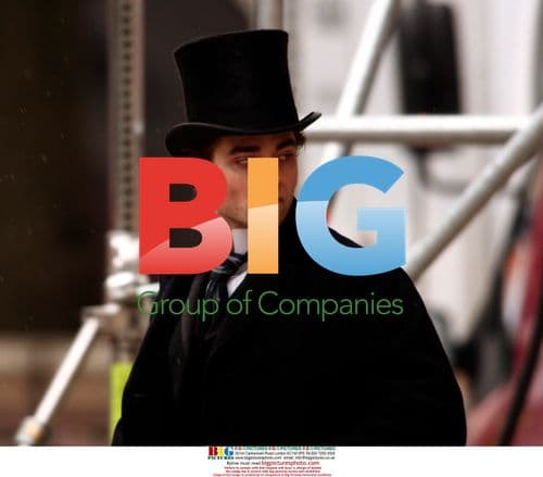 Robert Pattinson and Kristin Scott Thomas on Bel Ami set