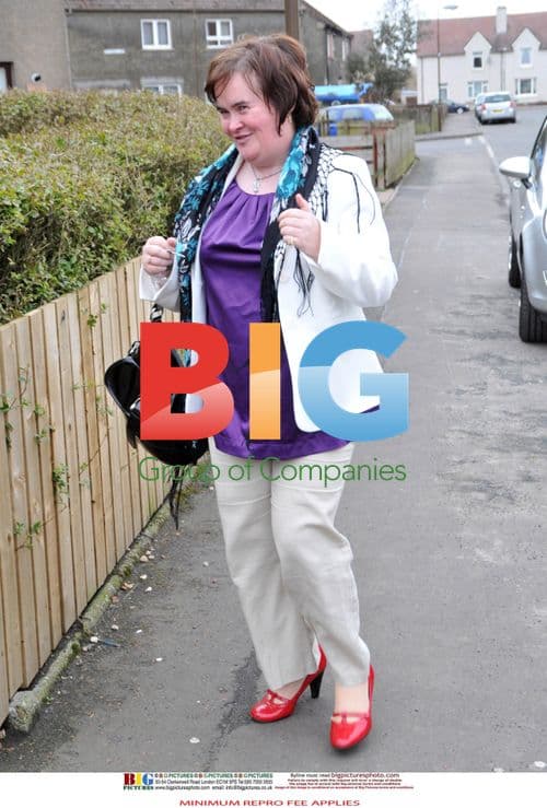 Susan Boyle Poses at Home