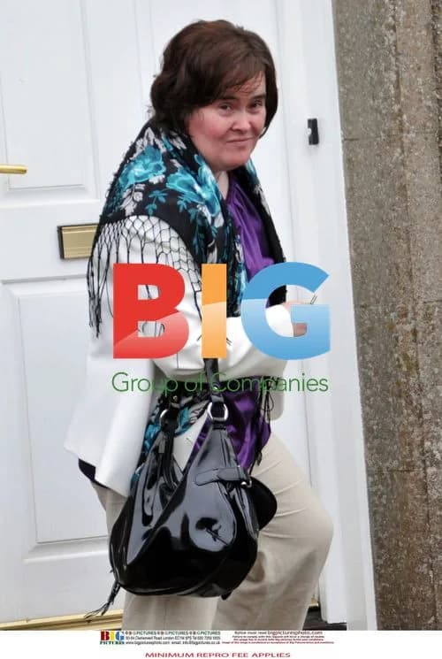 Susan Boyle Poses at Home