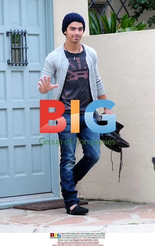 Joe Jonas Leaves House in Slippers