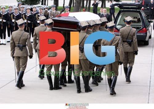 Soldiers carry Kaczynski's coffin to Warsaw
