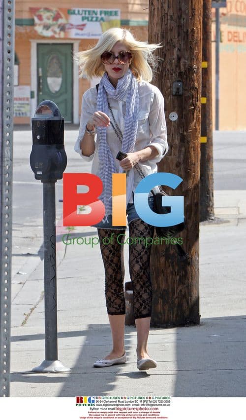 Tori Spelling Shopping in LA