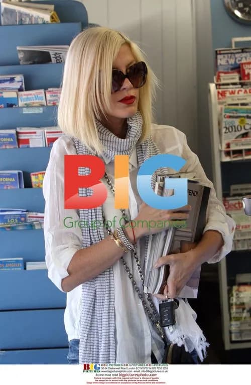 Tori Spelling Shopping in LA