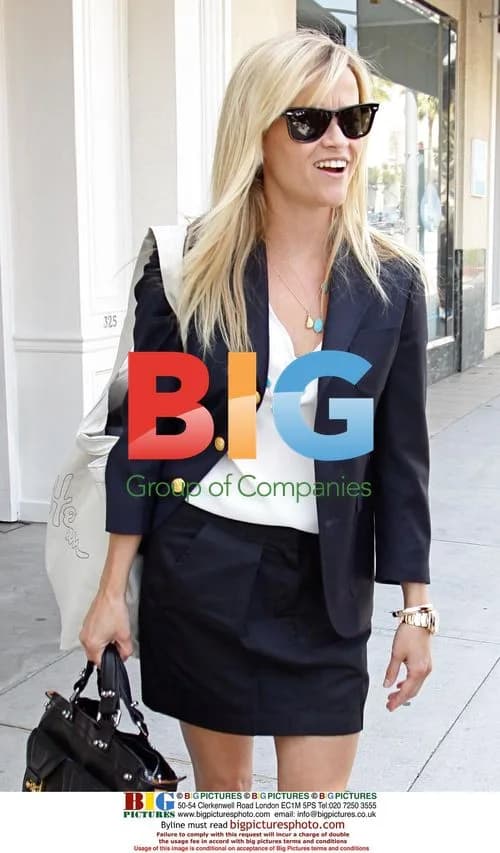 Reese Witherspoon's Chic Shopping Outfit