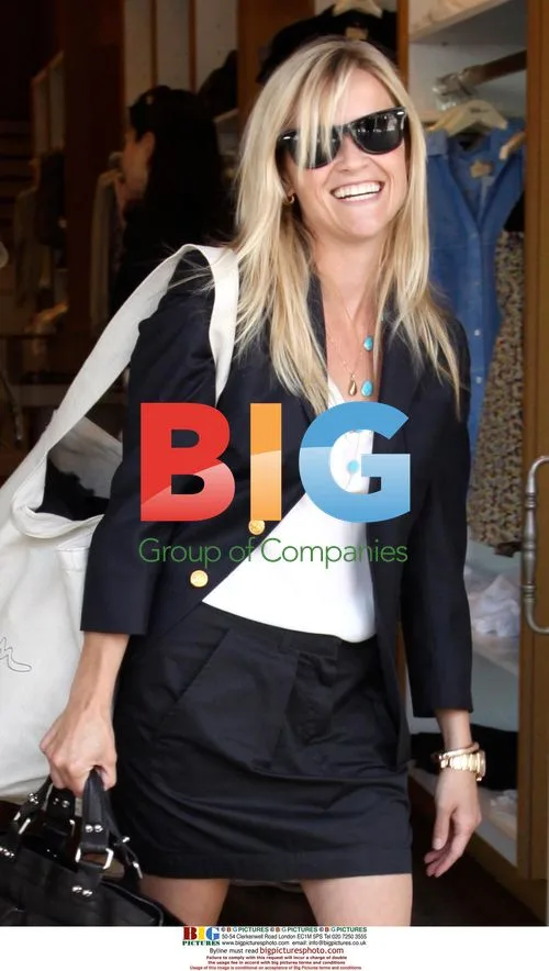 Reese Witherspoon Leaves Store