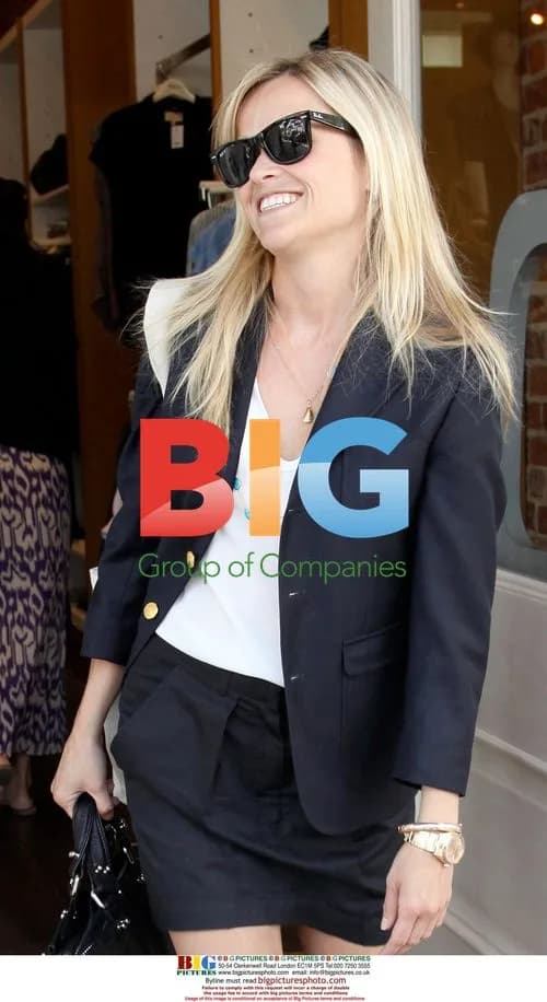 Reese Witherspoon Leaves Store in Beverly Hills