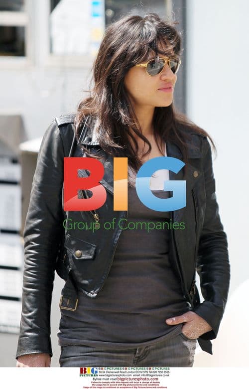 Michelle Rodriguez Picks Up Car