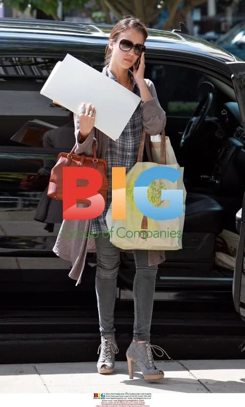 Jessica Alba Runs Errands in Santa Monica
