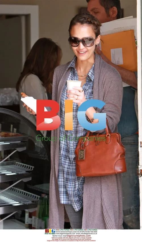 Jessica Alba Runs Errands in Santa Monica