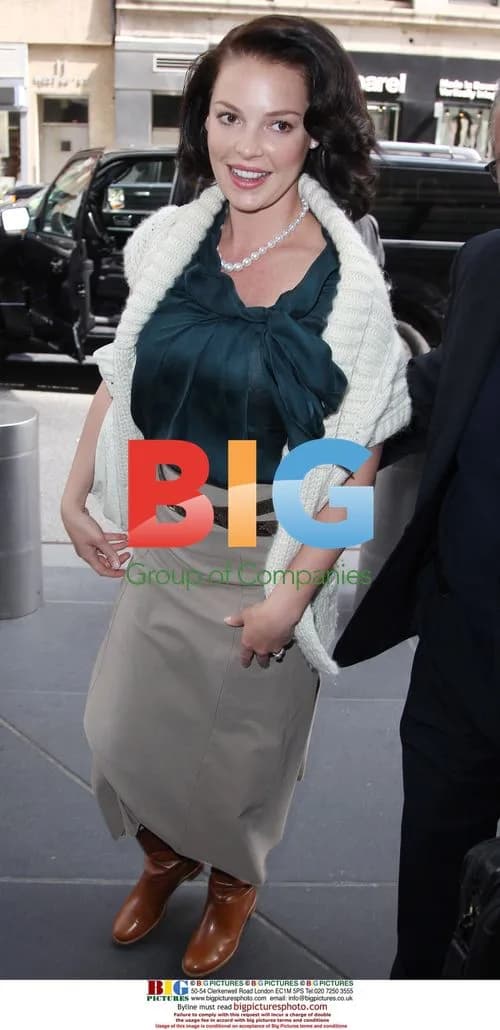 Katherine Heigl Signs Autographs in NYC