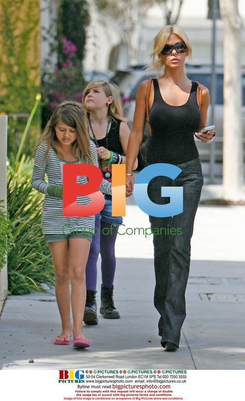 Shauna Sands with Daughters