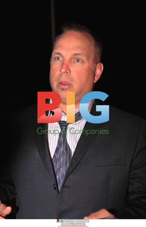 Garth Brooks Waiting to Board Jet